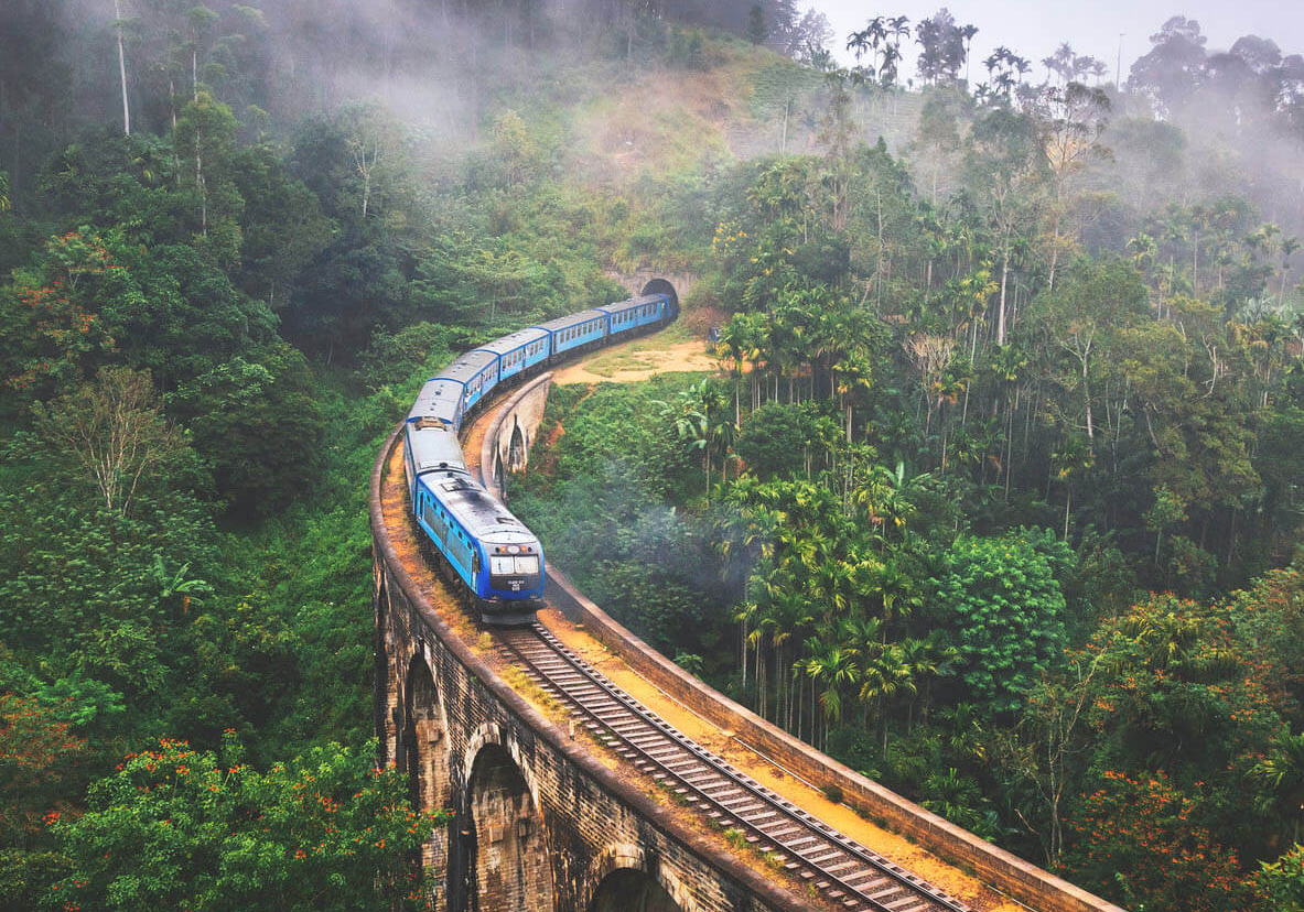 Zug auf der Neun-Bogen-Brücke in Sri Lanka
